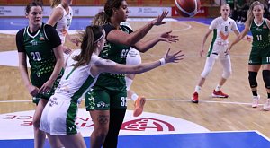 Basketbalistky Žabin Brno (na snímku v bílozelených dresech) si poradily s Ostravou.