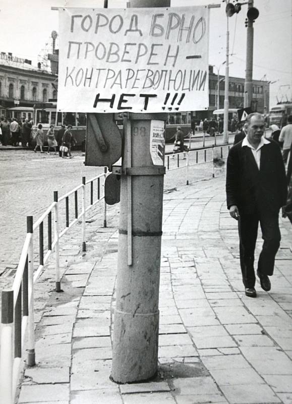 Město Brno prověřeno – kontrarevoluce NE. Cedule s tímto nápisem se objevila u brněnského hlavního vlakového nádraží.