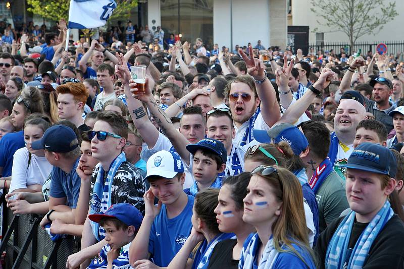 Mistři, mistři! Ozývalo se z brněnského Zelného trhu. Fanoušci tam neúnavně fandili vítězné Kometě.