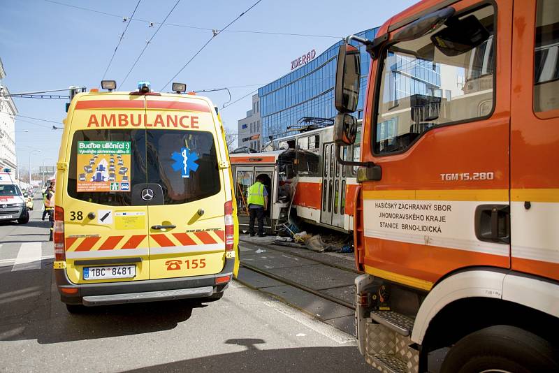 Trolejbus se srazil s tramvají v pondělí odpoledne v brněnské Křenové ulici. Zranilo se zhruba čtyřicet lidí.