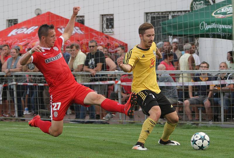 Třetí kolo poháru zvládli fotbalisté Zbrojovky (v červeném) bez potíží.