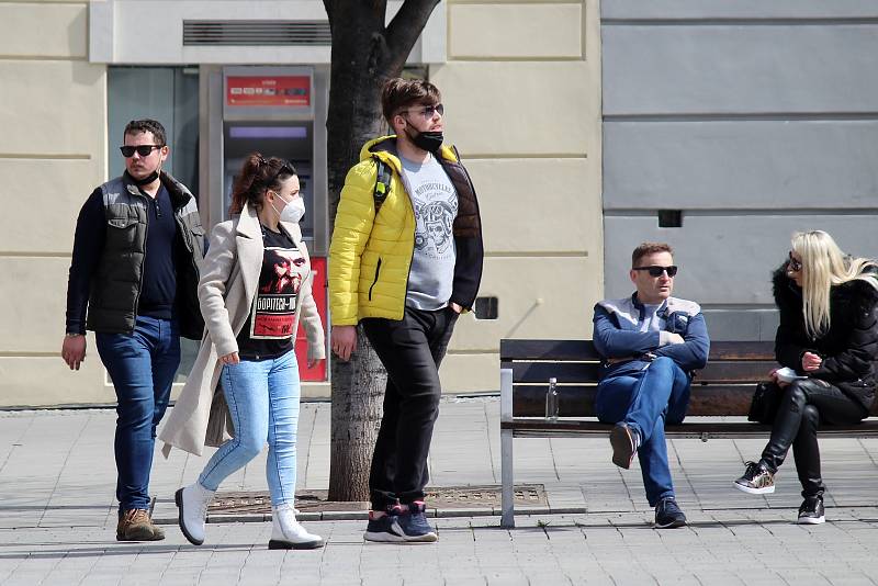 Někteří lidé na brněnském náměstí Svobody v sobotu odpoledne nošení respirátoru dodržovali, jiní se pohybovali bez něj.