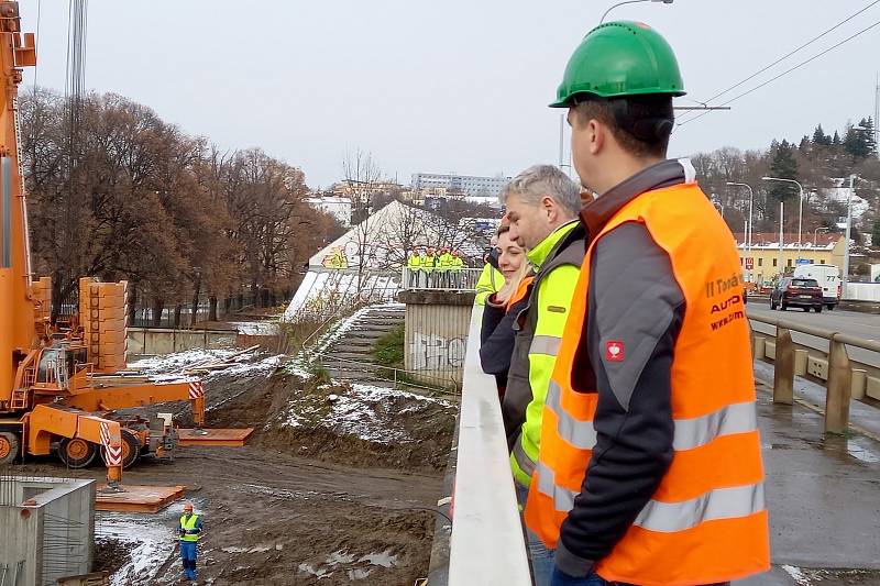 Stavbaři v úterý ráno umisťovali lávku pro pěší přes řeku Svitavu u Tomkova náměstí v Brně.