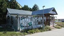 Jako útočiště bezdomovců a zlodějů kovů slouží v současnosti bývalé bistro v Horníkově ulici v brněnské městské části Líšeň.