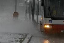 Ilustrační foto autobusu jedoucí po silnici zaplavené vodou. Podívejte se na video, o kolik horší byla v úterý situace na trase mezi Horními Dunajovicemi a Višňovým na Znojemsku.