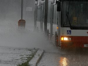 Východní polovinu České republiky o víkendu čekají vydatné deště. Ilustrační snímek