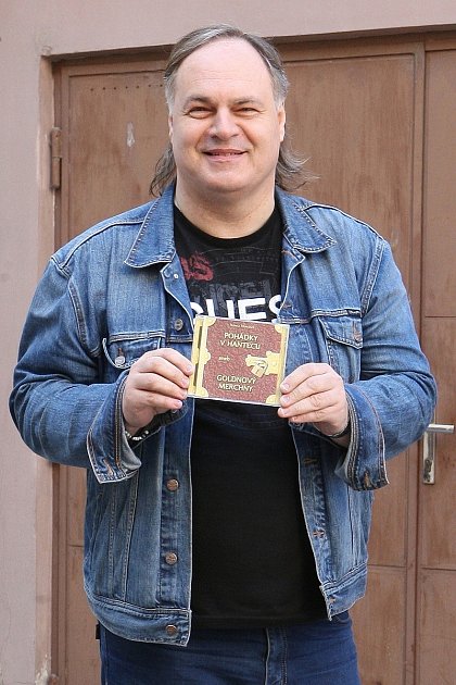 Honza Hlaváček, šiřitel hantecu, bavič a hudebník.