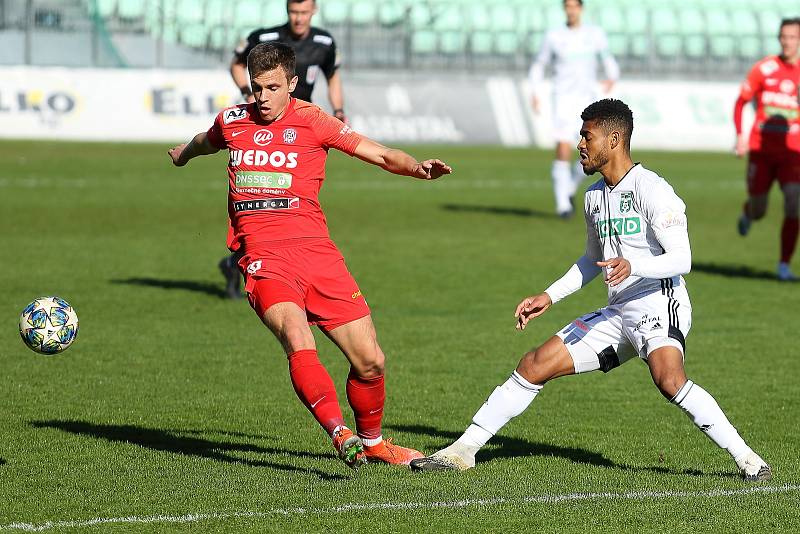 Fotbalisté Zbrojovky Brno (v červeném) remizovali na hřišti Karviné 1:1.