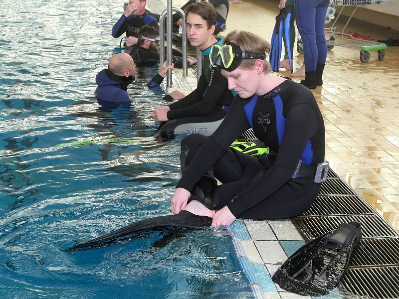 Redaktorka Deníku Rovnost Věra Sychrová (vpředu) si zkusila kurz freedivingu, tedy potápění na jeden nádech bez výstroje.