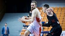 Brněnští basketbalisté (v bílém) podlehli Nymburku 82:101.