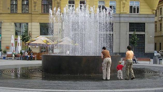 Brněnské náměstí Svobody zdobí Skácelovy prvky hned dvakrát. Jeho verše jsou k přečtení jak na malé, tak na velké kašně.