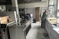 Školní kuchyně na Základní škole Tyršova v Kuřimi na Brněnsku dělníci aktuálně opravují. Už za dva týdny umožní vařit v moderních prostorách.