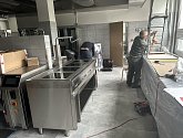 Školní kuchyně na Základní škole Tyršova v Kuřimi na Brněnsku dělníci aktuálně opravují. Už za dva týdny umožní vařit v moderních prostorách.