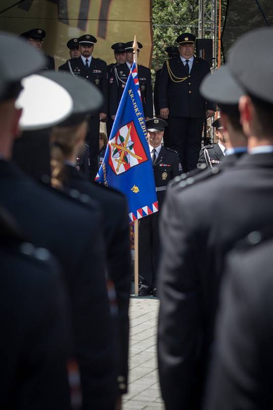 Mladí policisté v pátek na náměstí Svobody slavnostně složili slib. Na náměstí se rozdávala také ocenění.