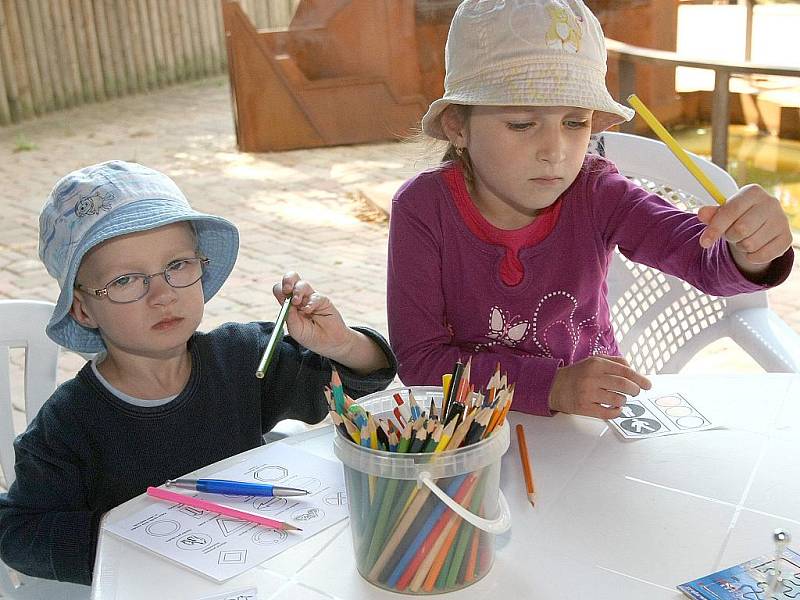 Omalovánky, puzzle nebo pexeso si mohli v sobotu odnést děti, které přišly do brněnské zoologické zahrady. Dárky tam rozdávali brněnští strážníci. 