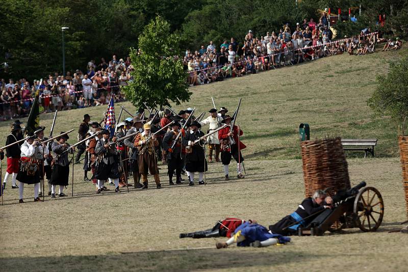 Den Brna jako připomínka švédského obléhání města z roku 1645 vrcholil bitvou na Kraví hoře.