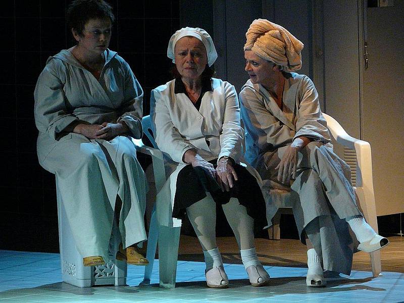 Ze hry Mikve, na snímku Jana Boušková, Iva Janžurová a Tatjana Medvecká.