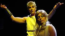 Ze hry Antonius a Kleopatra, na snímku Petr Bláha a Klára Apolenářová.