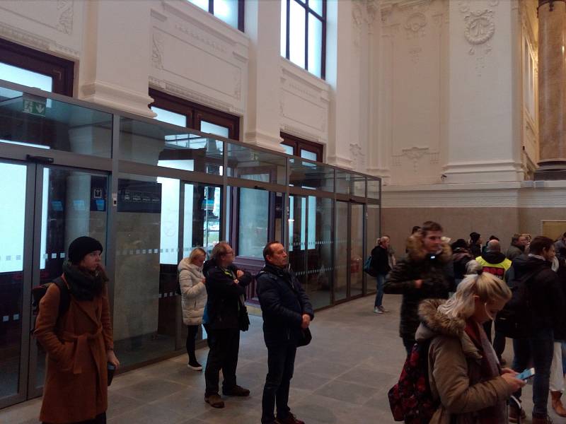 V opravené hale hlavního nádraží v Brně přibyly nové pokladny prodeje jízdenek a prosklené zádveří za hlavním vstupem. U něj se dokončují opravy zvenku.