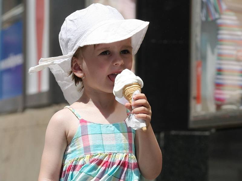 Během horkých dní lidé nejčastěji sahají po zmrzlině.