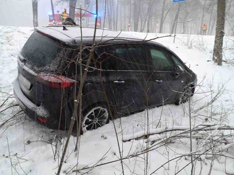 Osobní auto sjelo v neděli mimo silnici na Vyškovsku.