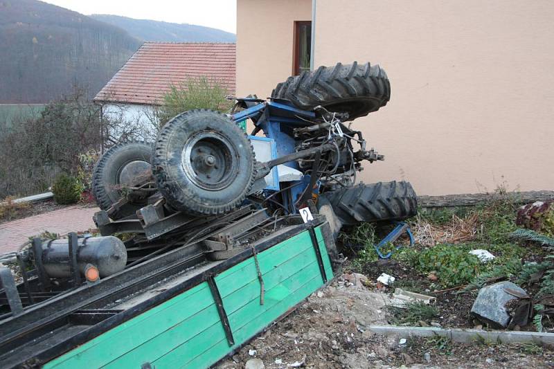 K tragické nehodě traktoru v Omicích na Brněnsku vyjeli ve čtvrtek odpoledne jihomoravští hasiči.