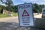Trable prožívá množství řidičů, kteří se aktuálně snaží projet přes hráz Brněnské přehrady. Až do pátku je totiž zcela uzavřená.