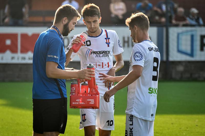 Líšeňští fotbalisté (v bílém) remizovali ve třetím kole FORTUNA:NÁRODNÍ LIGY na domácím hřišti s Ústím nad Labem 0:0.