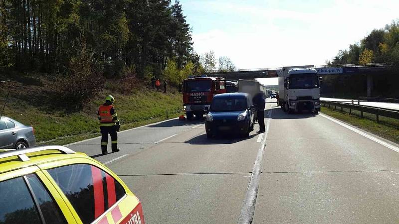Kvůli nehodě nemohli v pondělí od půl deváté projet řidiči po dálnici D1 170. kilometrem u Domašova ve směru na Prahu. Srazily se tam kamion, dodávka a osobní auto.