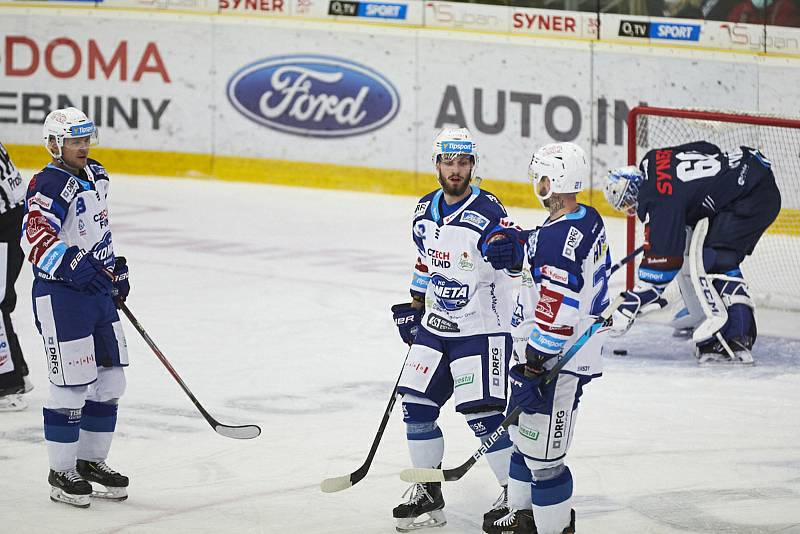 Hokejová Kometa Brno (v bílých dresech) uspěla na ledě Liberce 3:2 po samostatných nájezdech. Foto: Jiří Pinc/HC Kometa Brno