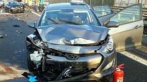 Úsek od 189. do 191. kilometru ve směru od Prahy zablokovala hromadná nehoda pěti aut. Na místě se zranila jedna mladá žena.