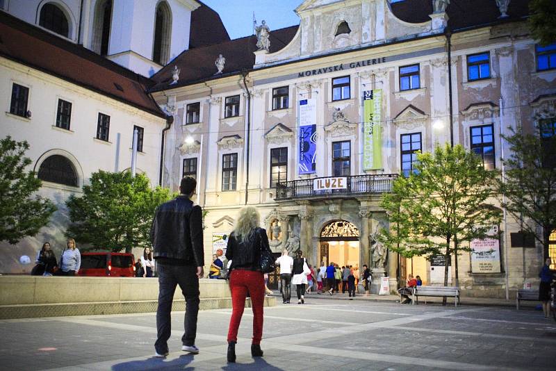 Jednou do roka otevřou brněnská muzea, galerie a další instituce své brány dlouho do noci. Tato kombinace už několik let po sobě láká mnoho Brňanů i návštěvníků z okolí na Muzejní noc, během níž je pro ně připravený speciální a netradiční program.