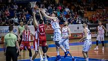 Brněnští basketbalisté (v bílém) před víc než tisíci diváky porazili Pardubice 83:71.