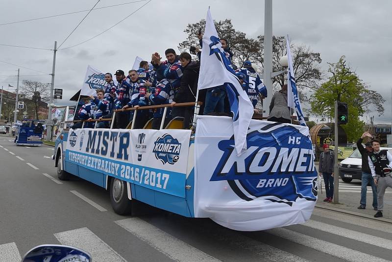 Mistrovské oslavy v Brně. Hokejisté Komety přijeli mezi fanoušky na zaplněný Zelný trh v otevřeném autobuse.