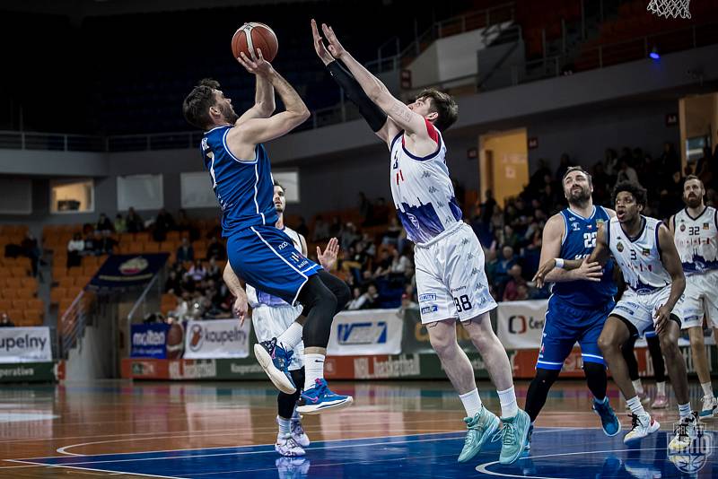 Brněnští basketbalisté (v bílém) padli doma s Kolínem 95:102 po prodloužení.