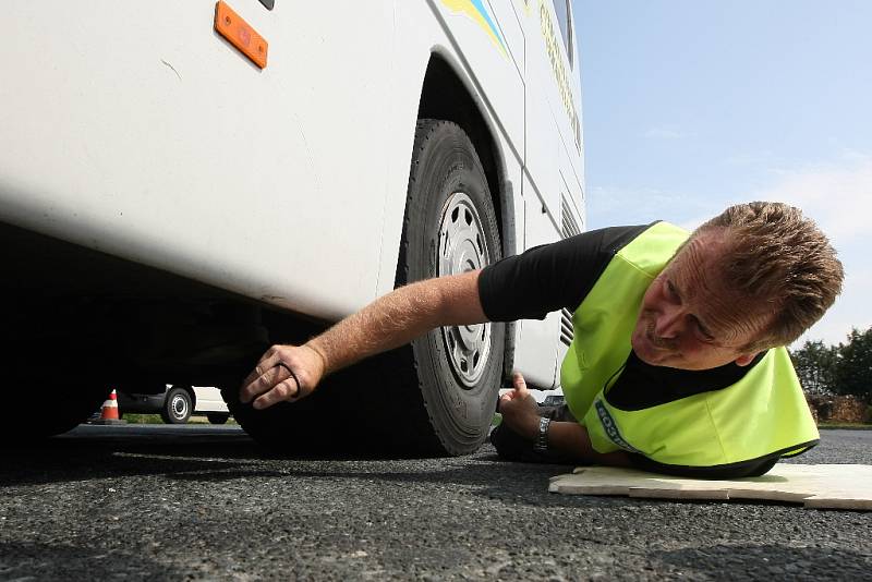 Hasičské přístroje s prošlou kontrolou, rozbité přední okno, chybějící výpis předchozích hodin řízení. To vše řešili jihomoravští policisté, když na parkovišti u motorestu U Toma na Brněnsku kontrolovali ukrajinský zájezdní autobus.