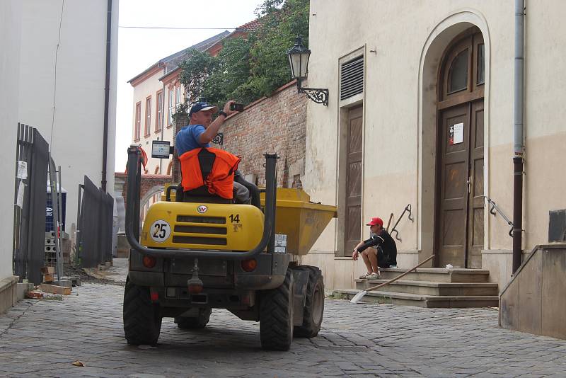 Umělci v Brně hráli na autech, balkónech, rikšách i na ulici. Součástí festivalu Maraton hudby byl i busking