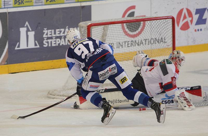 Hokejisté brněnské Komety v 47. extraligovém kole doma přetlačili Pardubice 2:1. Na snímku Radim Zohorna. Dal branku na 2-1.