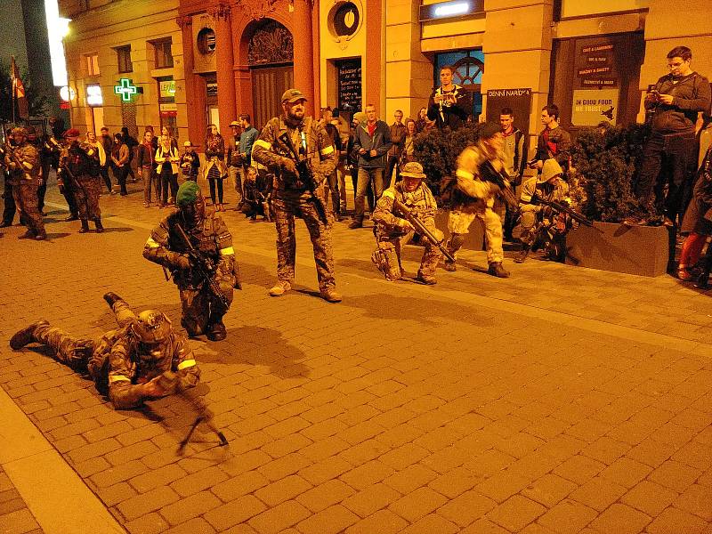 Brnem se prošly desítky děsivých zombie. Další ročník Zombie Walk Brno přilákal i stovky pozorovatelů v ulicích města.