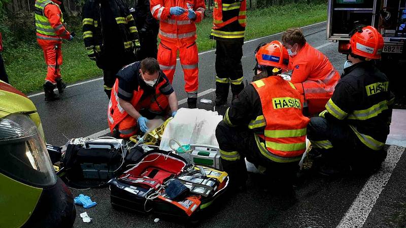 U Deblína havarovala řidička s dětmi. K nehodě letěl vrtulník.