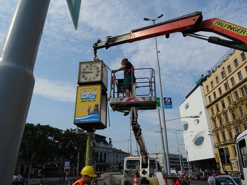 Sundávání starých otočných hodin poblíž brněnského hlavního nádraží.