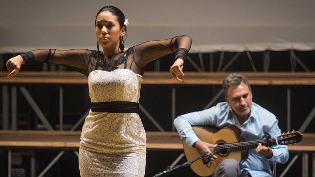 Za doprovodu flamenkové kytary Petra Víta zatančila na velkém nádvoří hradu jeho dcera Verónica Vítová Roa, dále se představili Andrés Ibarburu (basová kytara) a Azar Abou (perkuse).