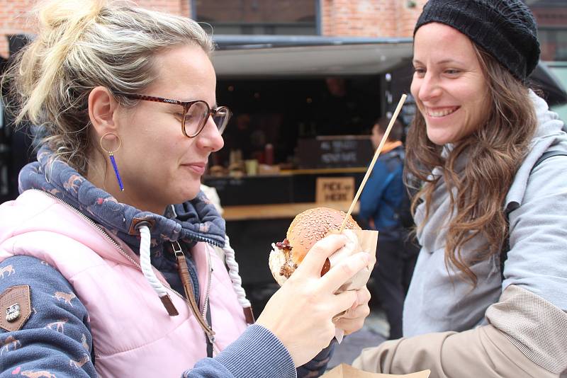 Desítky mlsných jazýčků se od pátku do neděle schází u brněnského nákupního centra Vaňková. Koná se tam totiž Food truck festival.