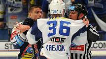Hokejisté Komety Brno (v bílém) porazili Vítkovice i ve druhém čtvrtfinále, tentokrát 3:2 po řádné hrací době.