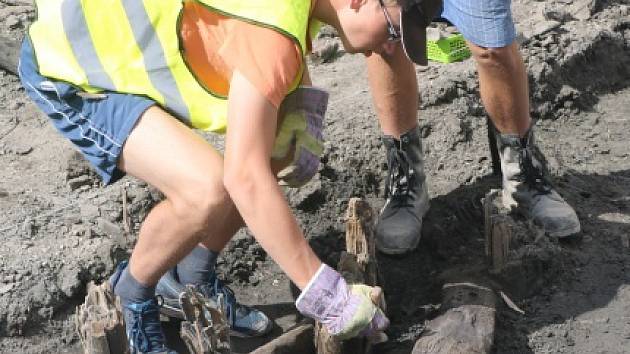 Sekeru z dvanáctého století, keramické střepy, podkovy a dřevěnou konstrukci našli minulý týden ve středu archeologové.