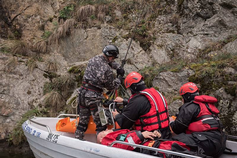 Pod hradem Veveří policisté zachraňovali zraněného z vody a následně přes nepřístupný terén do bezpečí.