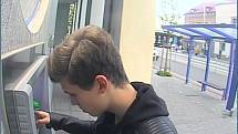 Policisté žádají lidi o pomoc při pátrání po mladém muži, kterého u bankomatu zachytila videokamera. Z přístroje měl vzít třináct tisíc, které tam předtím zapomněl jiný muž.