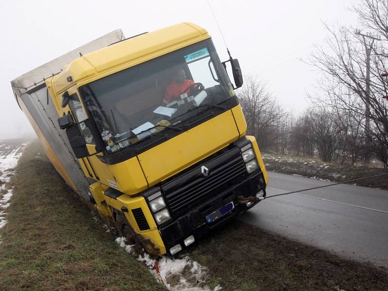 Nákladní auto sjelo do příkopu u Ivančic na Brněnsku. Při nehodě se nikdo nezranil, náklaďák ale museli přijet vyprostit hasiči. 