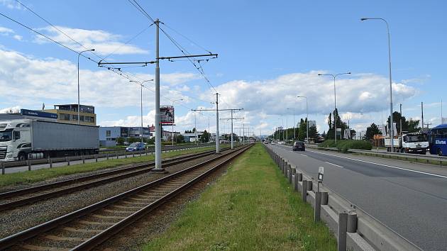 V těchto místech na okraji Brna, kde silnice I/52 kříží Moravanskou ulici, mají vyrůst nové mosty překlenující i přilehlou železniční trať.