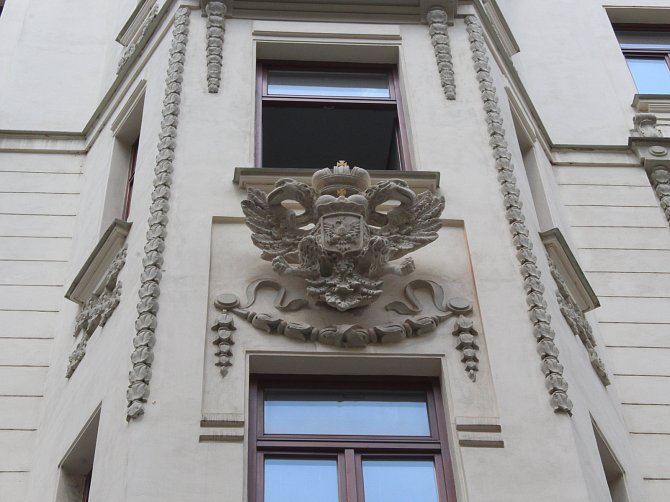 Po sto letech se na dům v Orlí 7 v Brně vrací orlice.